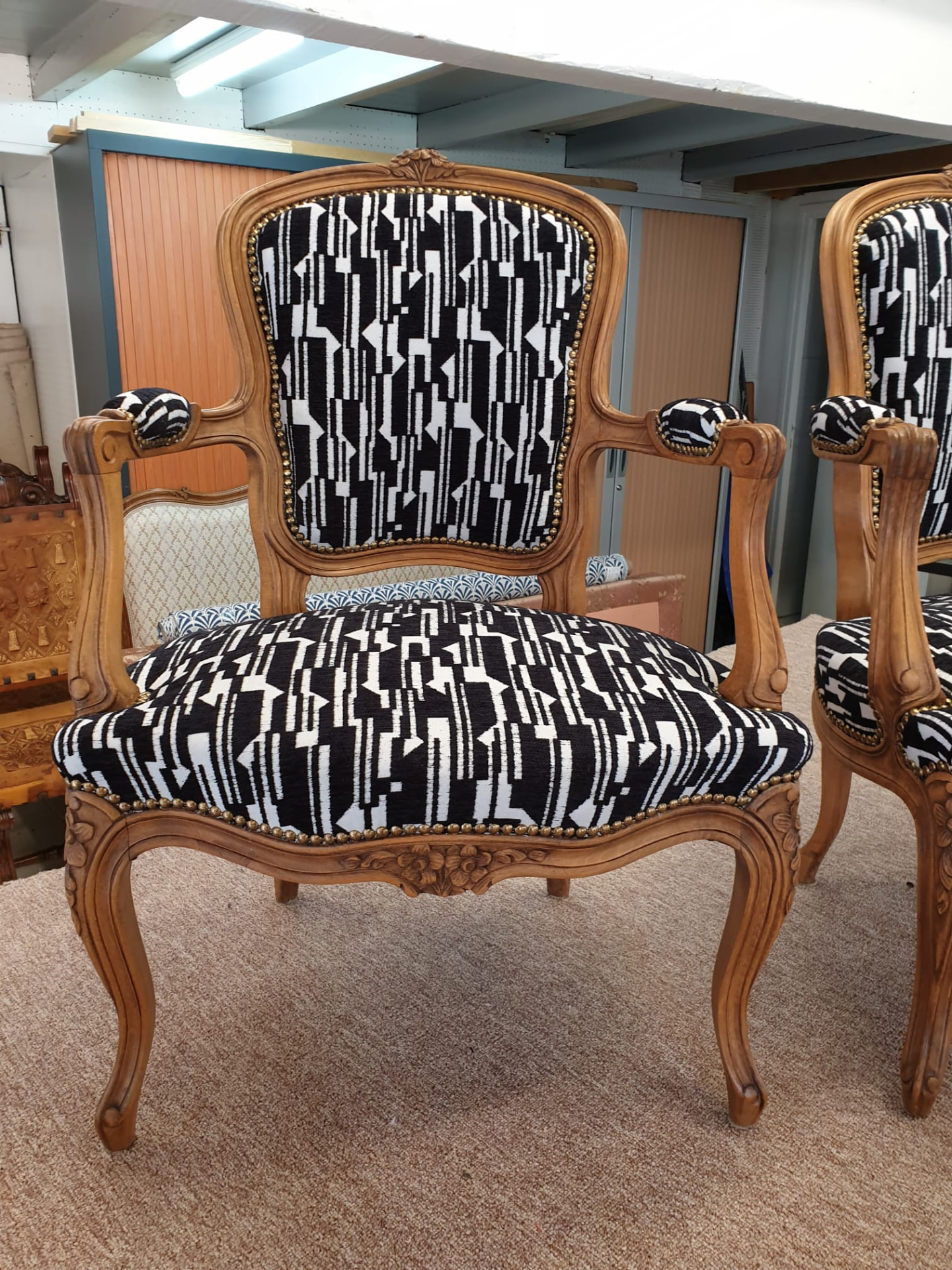 Fauteuil Louis XV en noyer, capitonné d'un tissu graphique noir et blanc, restauré par L'Atelier Artisanal