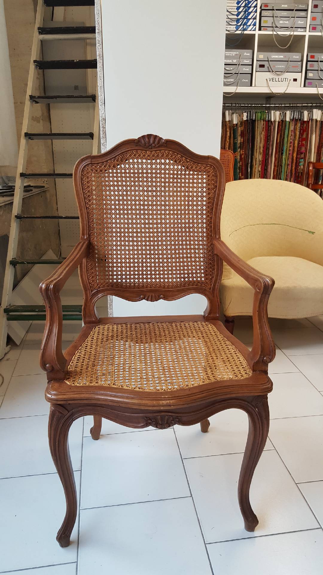 Fauteuil en bois à assise et dossier cannés dans L’Atelier Artisanal