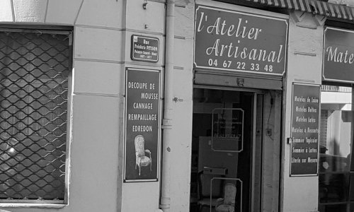 Façade historique de L’Atelier Artisanal en noir et blanc
